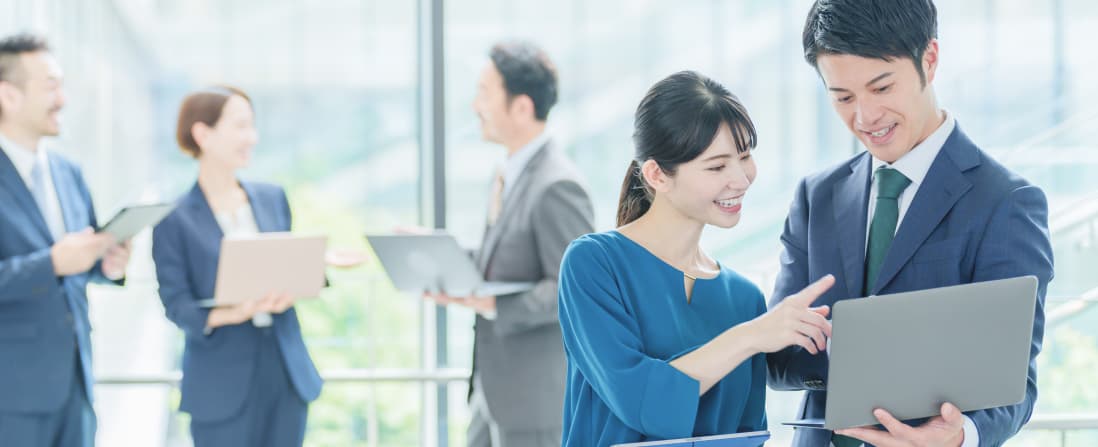 日興商会で活躍する社員の様子