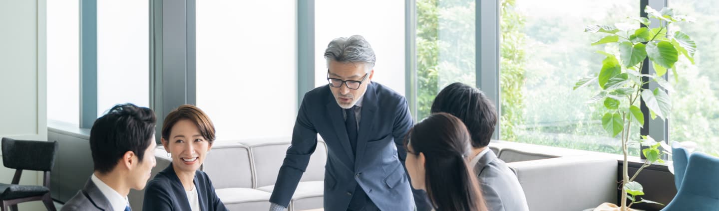 日興商会で働く先輩社員野よ様子